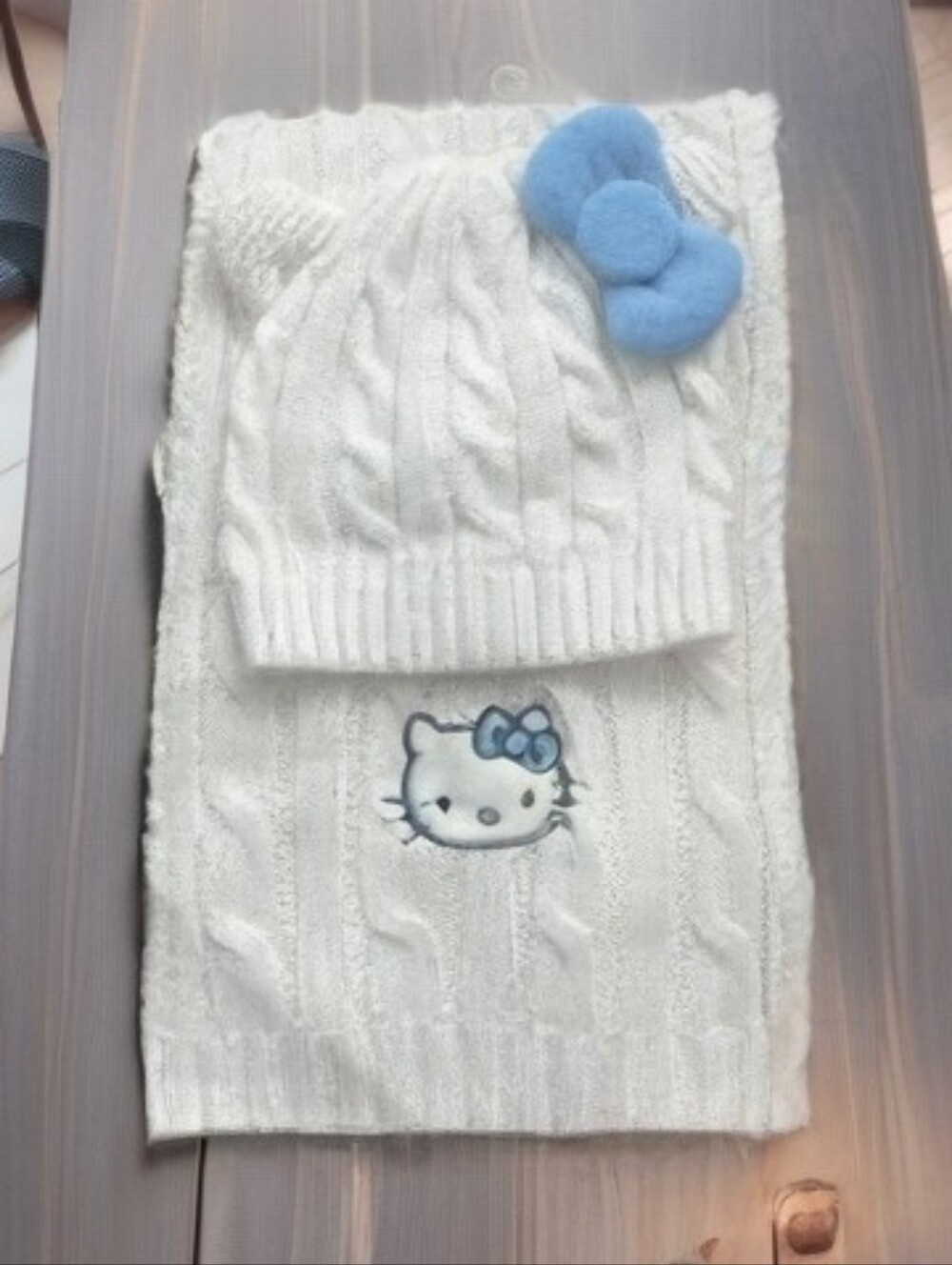 Hello Kitty Forever 21 Blue Angel White Cable Knit Hat & Scarf Set